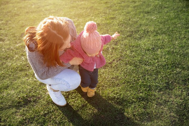 Genitore e bambino che camminano insieme a tutto campo