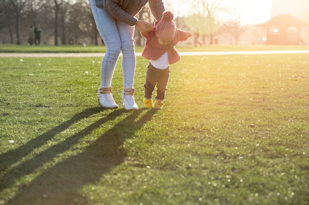 Genitore e bambino che camminano insieme all'aperto