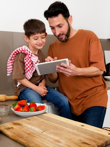 Genitore e bambino del colpo medio con il tablet