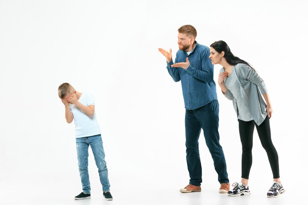 Genitori arrabbiati che rimproverano il loro figlio a casa