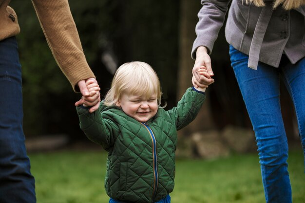 Genitori che camminano con un bambino carino in natura