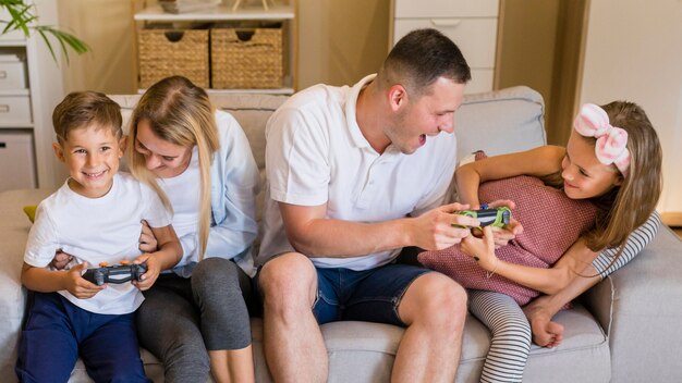 Genitori che giocano con i bambini in casa