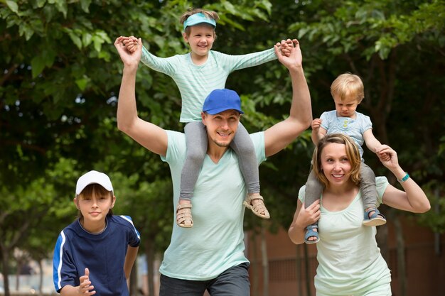 Genitori con bambini all&#39;aperto