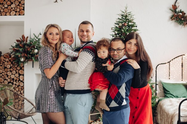 Genitori con bambini che festeggiano il Natale.