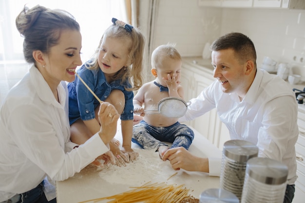 genitori con bambini in cucina