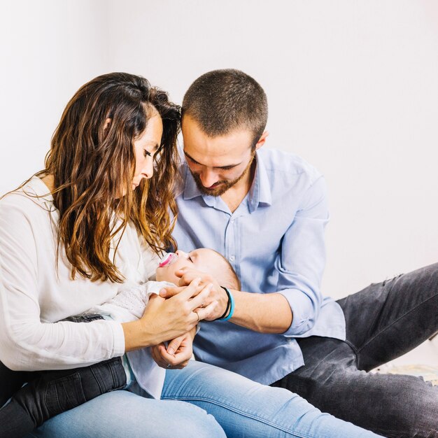 Genitori con bambino addormentato