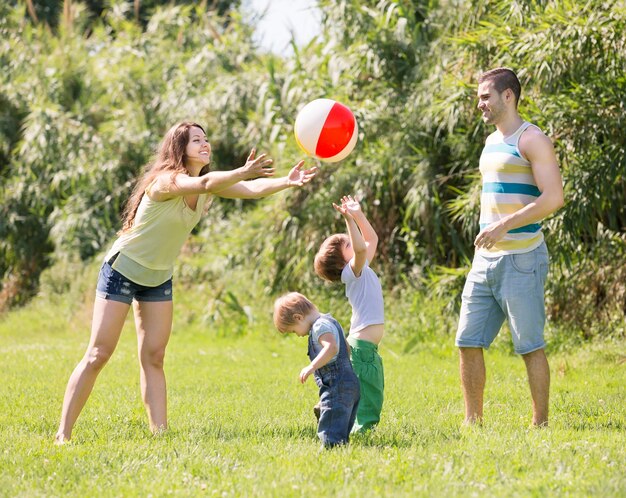 genitori con figli a giornata di sole