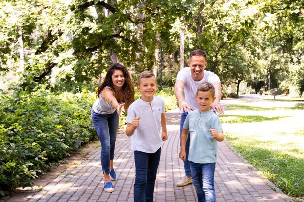 Genitori con figli insieme nel parco