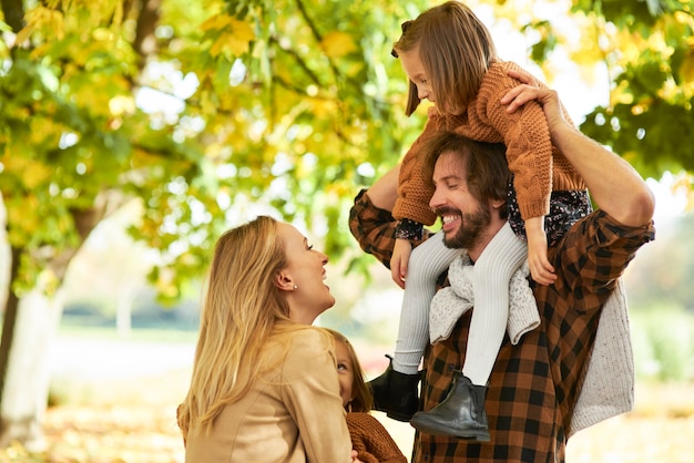 Genitori con figli nei boschi autunnali