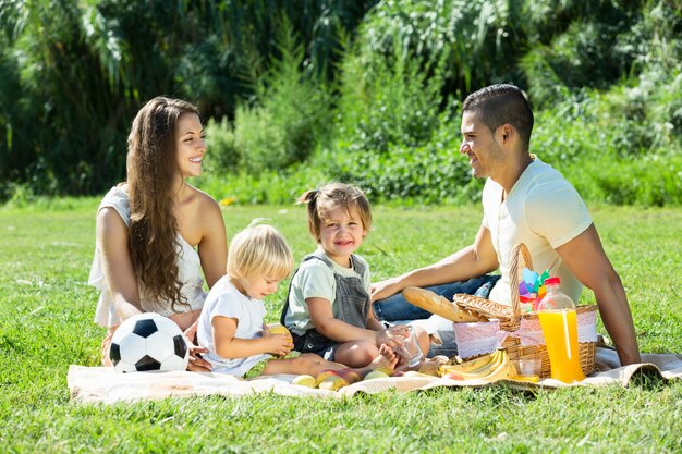genitori con figlie che hanno picnic