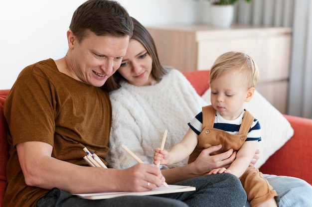 Genitori di tiro medio e bambino carino