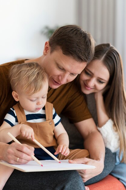 Genitori di tiro medio e bambino carino