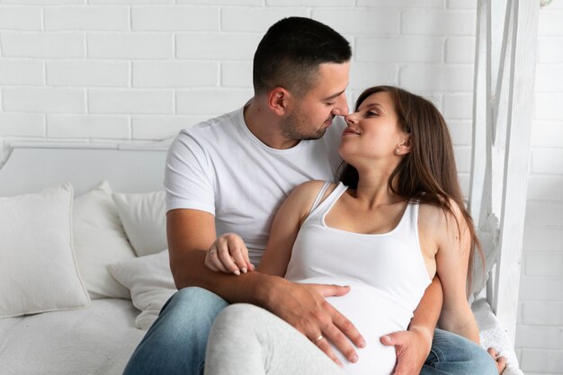 Genitori di vista frontale che si guardano