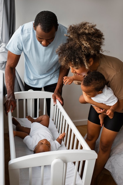 Genitori di vista laterale che si prendono cura dei bambini