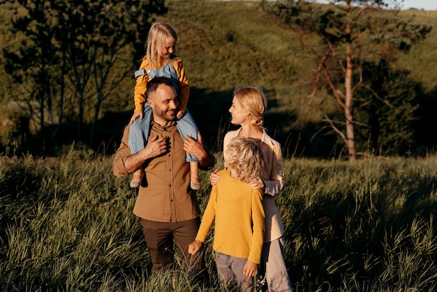 Genitori e bambini a tiro medio nella natura