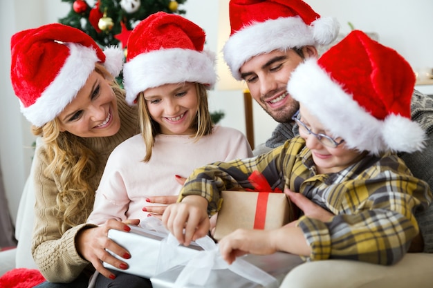 Genitori e bambini con doni in mani