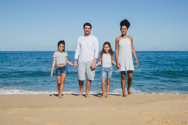 Genitori e compagni sulla spiaggia