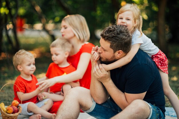 Genitori e figli si abbracciano