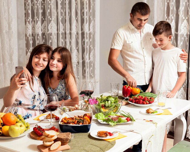 Genitori e figli si godono la cena insieme