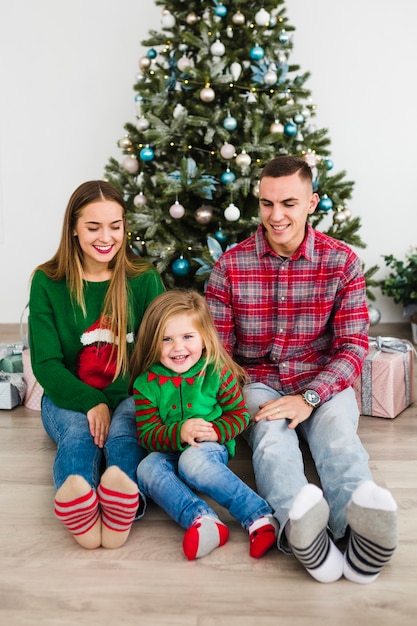 Genitori e figlia che celebrano insieme natale