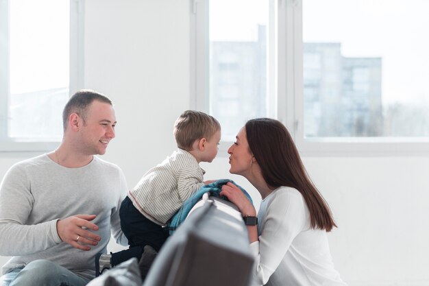 Genitori felici a casa con il bambino