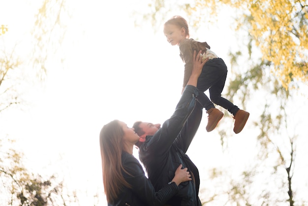 Genitori felici con bambino in natura