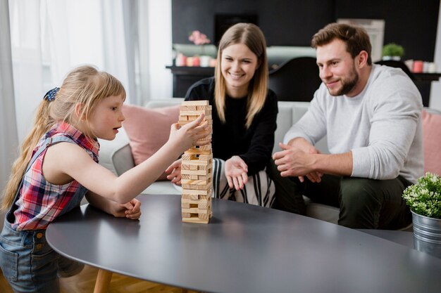 Genitori guardando figlia rimuovendo blocchi