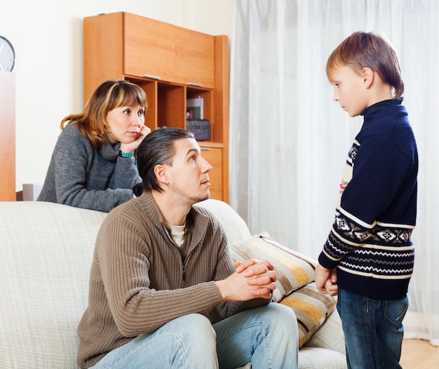 genitori ordinari che rimproverano il figlio adolescente