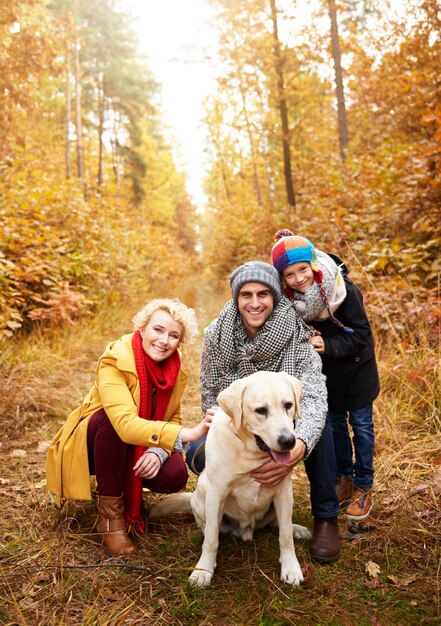 Genitori sorridenti con figlio e cane