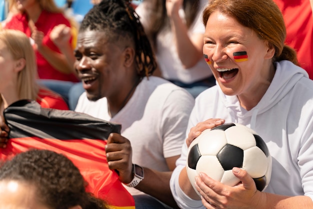 Gente allegra che guarda una partita di calcio