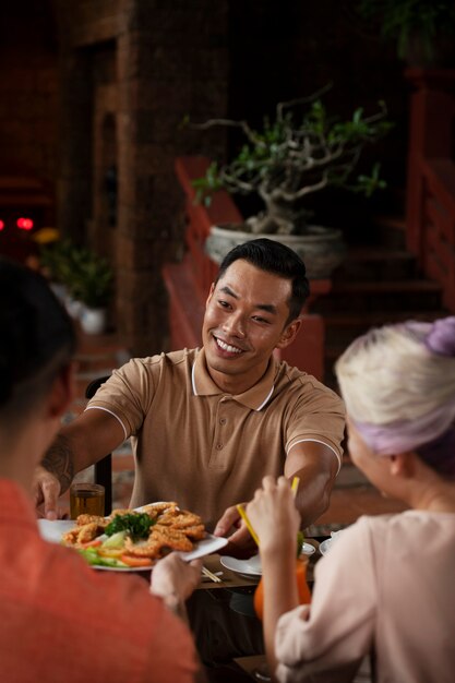 Gente asiatica che ha una cena