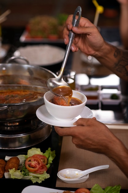 Gente asiatica che ha una cena