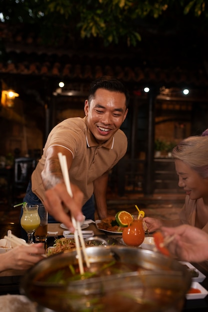 Gente asiatica che ha una cena