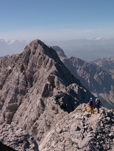 gente che fa un'escursione nelle montagne