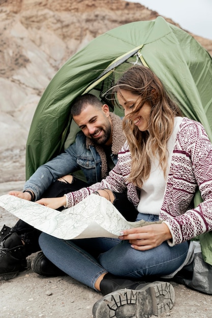 Gente del colpo pieno che tiene mappa all'aperto