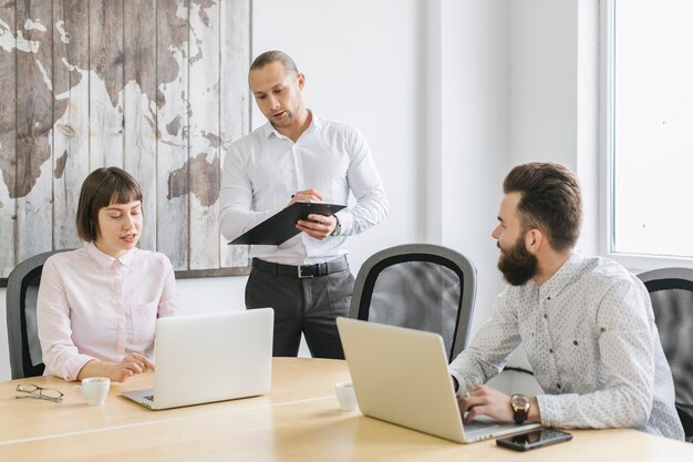 Gente di affari che lavora con il computer portatile in ufficio