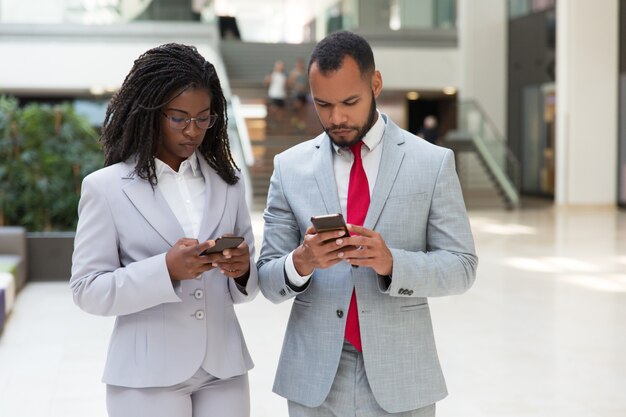 Gente di affari concentrata che consulta Internet