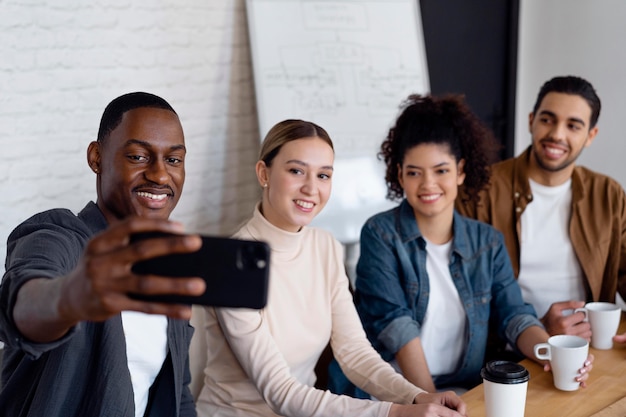 Gente di affari di tiro medio che prende selfie