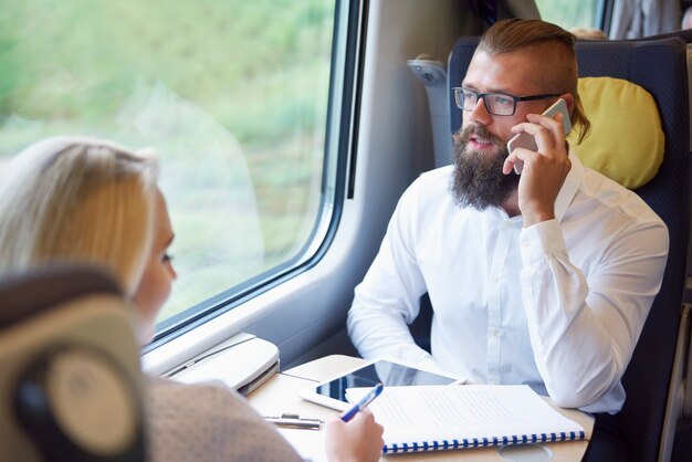 Gente di affari impegnata sul treno