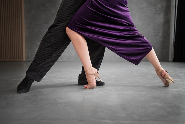 Gente elegante che balla il tango