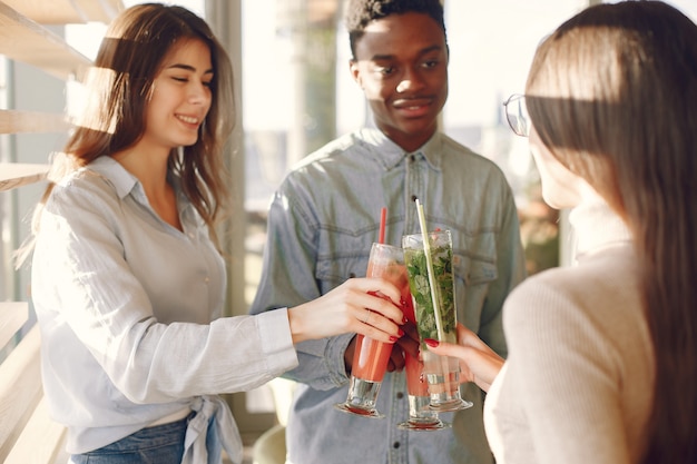 Gente internazionale in piedi in un caffè