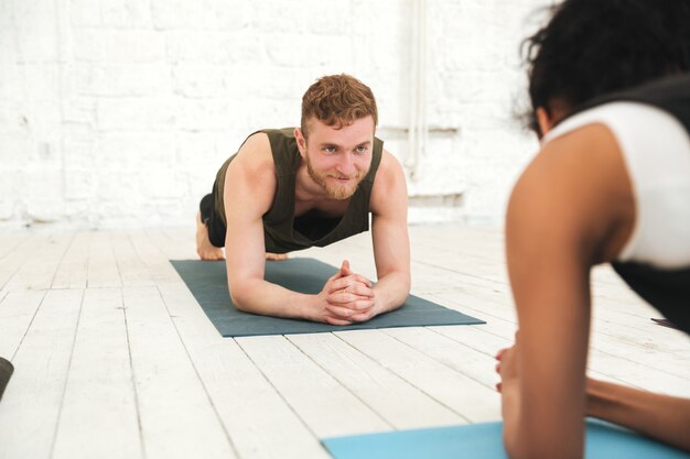 Gente multietnica felice nello studio di yoga