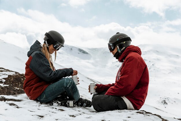 Gente piena del colpo che si siede sulla montagna