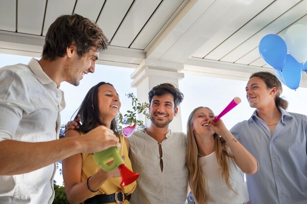 Gente sorridente del colpo medio che fa festa insieme