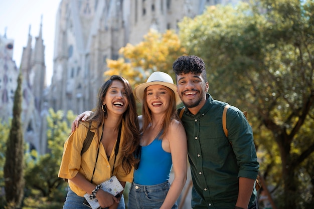 Gente sorridente di vista frontale che posa insieme