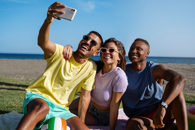 Gente sorridente di vista laterale che prende selfie