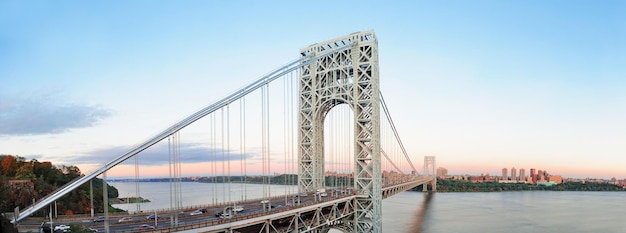 George Washington Bridge al panorama del tramonto sul fiume Hudson.