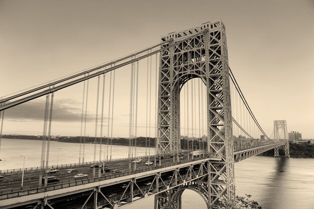 George Washington Bridge in bianco e nero sul fiume Hudson.