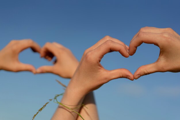 Gesti delle mani ad angolo basso che rappresentano l'amicizia