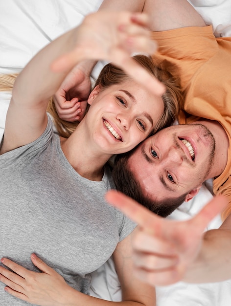 Gesto di mano felice della macchina fotografica delle coppie di vista superiore